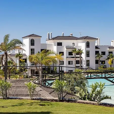 Ground Floor 4 Bedroom @ Hills! Apartment