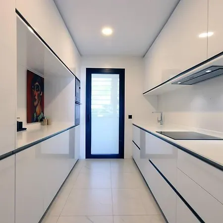 Apartment Ground Floor 4 Bedroom @ Hills!