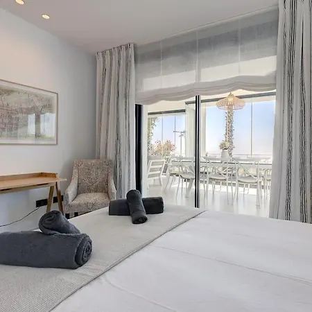 Ground Floor 4 Bedroom @ Hills! エステポナ
