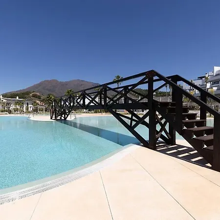 Ground Floor 4 Bedroom @ Hills! Apartment