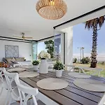 Ground Floor 4 Bedroom @ Hills! *
