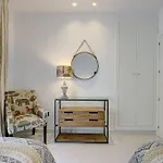 Ground Floor 4 Bedroom @ Hills! アパート *