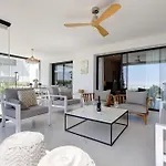 Ground Floor 4 Bedroom @ Hills!