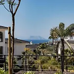 Ground Floor 4 Bedroom @ Hills!