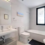 Ground Floor 4 Bedroom @ Hills! アパート *