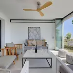 Ground Floor 4 Bedroom @ Hills! アパート *