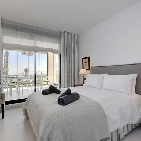 Ground Floor 4 Bedroom @ Hills!