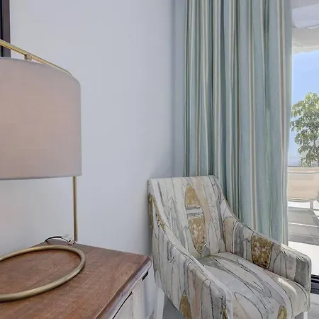 Ground Floor 4 Bedroom @ Hills!