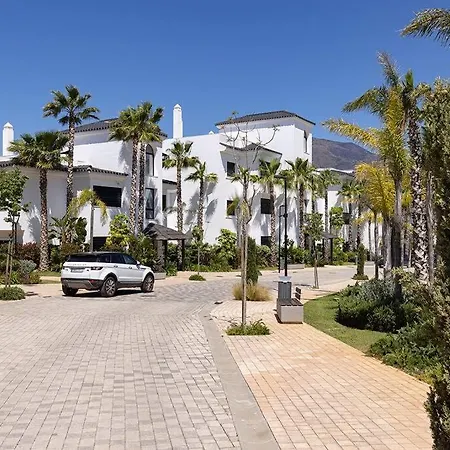 Ground Floor 4 Bedroom @ Hills!