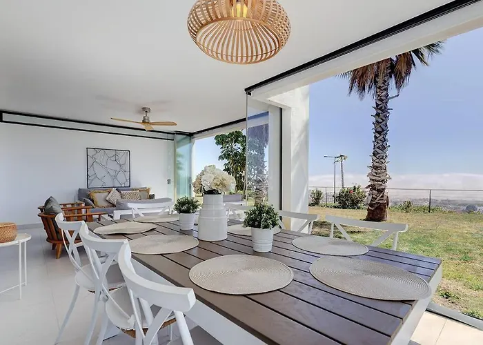 Ground Floor 4 Bedroom @ Hills! *