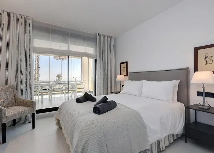 Ground Floor 4 Bedroom @ Hills!