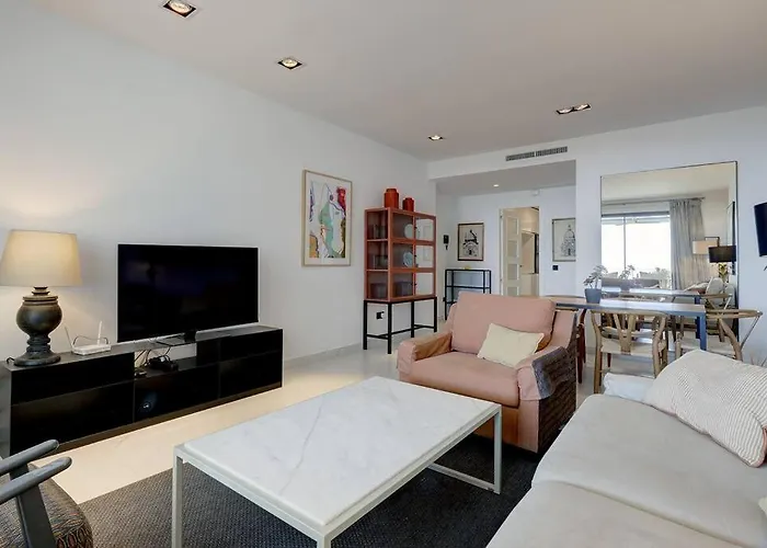 Ground Floor 4 Bedroom @ Hills! *