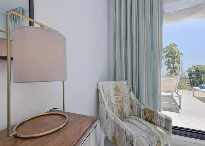 Ground Floor 4 Bedroom @ Hills!