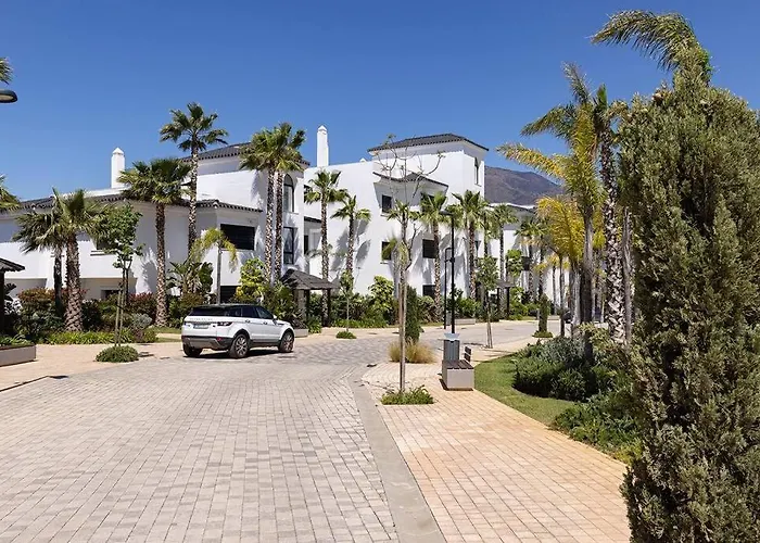 Ground Floor 4 Bedroom @ Hills!