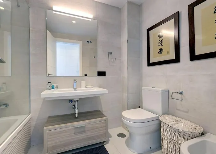 Ground Floor 4 Bedroom @ Hills!