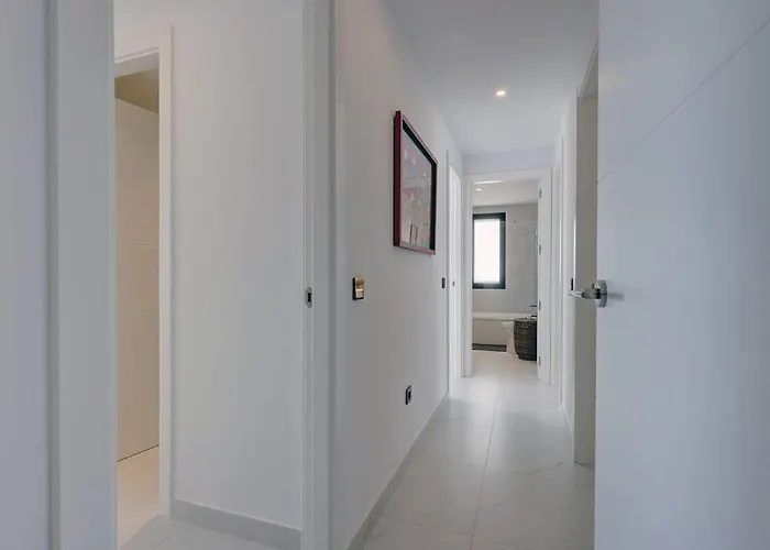 Ground Floor 4 Bedroom @ Hills! *