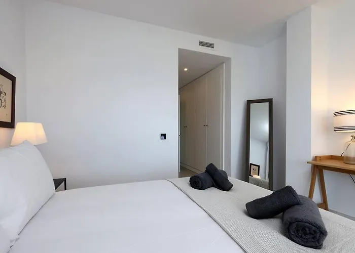 Ground Floor 4 Bedroom @ Hills! Apartment