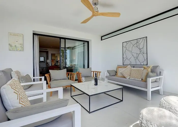 Ground Floor 4 Bedroom @ Hills! *