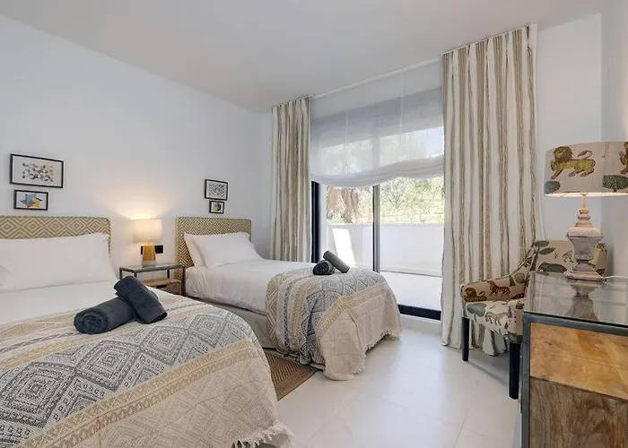 Ground Floor 4 Bedroom @ Hills! *