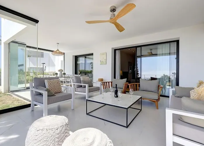 Ground Floor 4 Bedroom @ Hills!