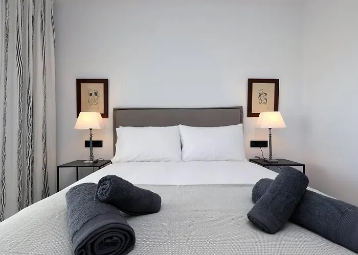 Ground Floor 4 Bedroom @ Hills! Apartment