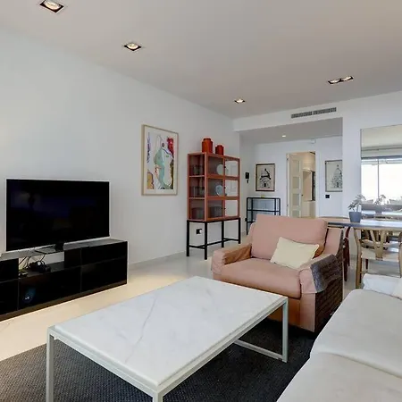 Ground Floor 4 Bedroom @ Hills! *