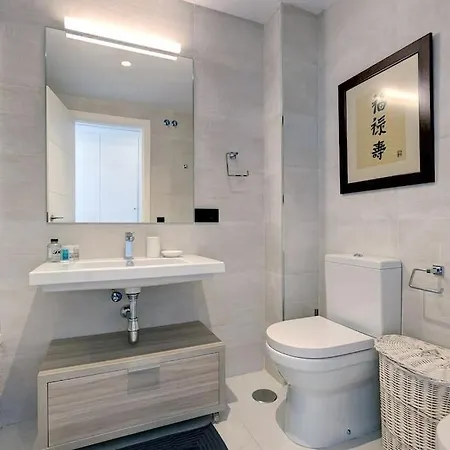 Ground Floor 4 Bedroom @ Hills!