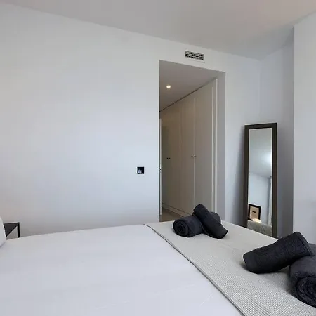 Ground Floor 4 Bedroom @ Hills! Appartement