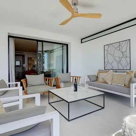 Ground Floor 4 Bedroom @ Hills! *