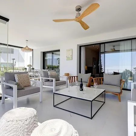 Ground Floor 4 Bedroom @ Hills!