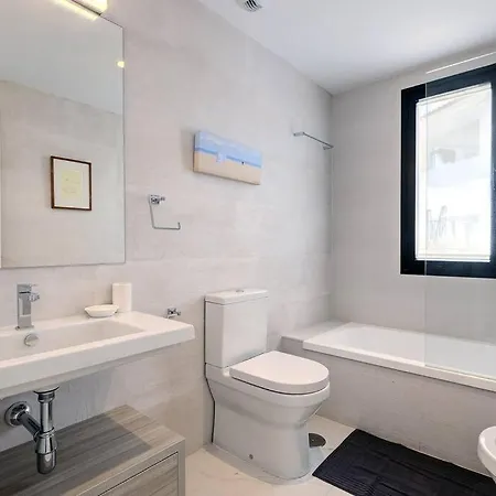 Ground Floor 4 Bedroom @ Hills! Appartement *