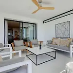 Ground Floor 4 Bedroom @ Hills! *