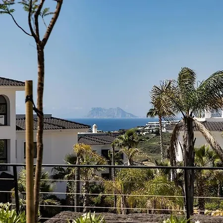 Ground Floor 4 Bedroom @ Hills!